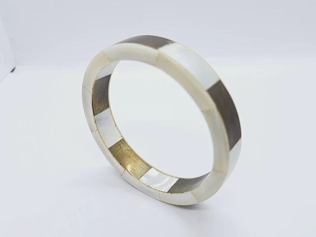 Massieve parelmoer armband - anna valerie adolf - afbeelding 1 van  4