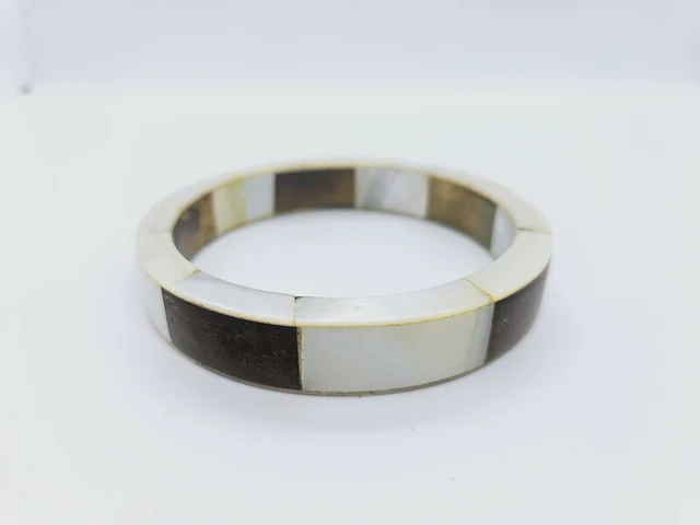 Massieve parelmoer armband - anna valerie adolf - afbeelding 2 van  4