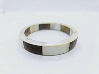 Massieve parelmoer armband - anna valerie adolf - afbeelding 2 van  4