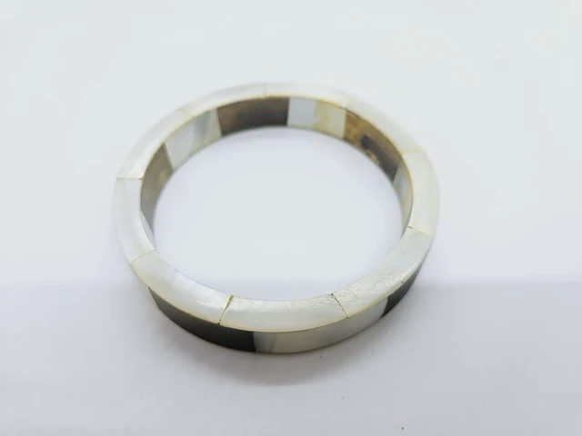 Massieve parelmoer armband - anna valerie adolf - afbeelding 3 van  4