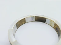 Massieve parelmoer armband - anna valerie adolf - afbeelding 4 van  4