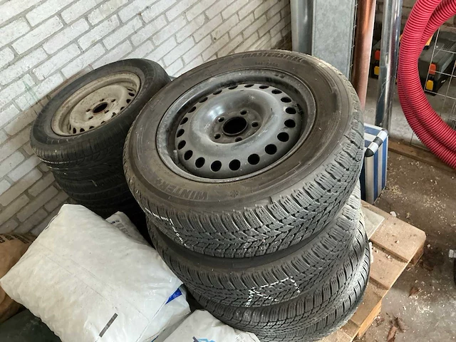 Mastersteel en interstate winter+ winter en zomerbanden (8x) - afbeelding 1 van  12
