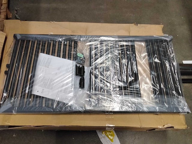 Mat zwarte designradiator. - afbeelding 1 van  4