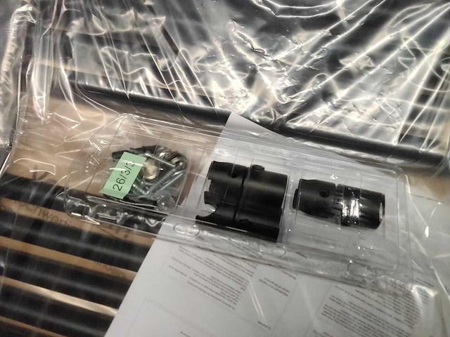 Mat zwarte designradiator. - afbeelding 3 van  4