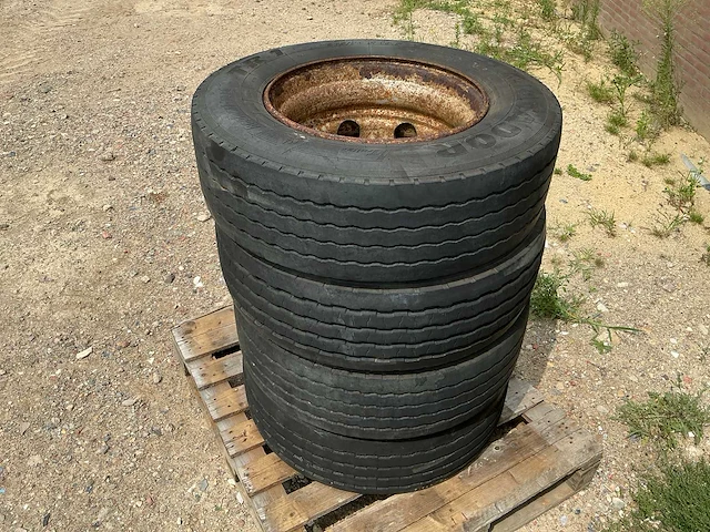 Matador 265/70 r19.5 op velg - afbeelding 2 van  9