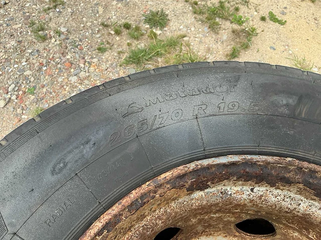 Matador 265/70 r19.5 op velg - afbeelding 5 van  9