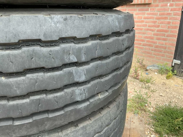 Matador 265/70 r19.5 op velg - afbeelding 7 van  9
