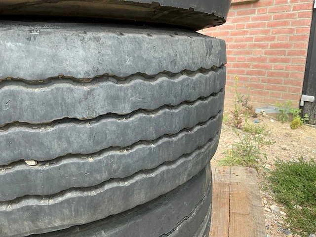 Matador 265/70 r19.5 op velg - afbeelding 8 van  9