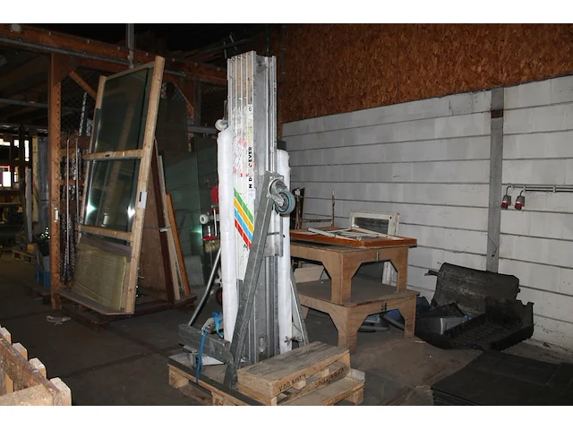 Materiaallift alplift, met vierdelige mast, max belasting 300 kg. let op! hefvorken ontbreken. - afbeelding 1 van  3