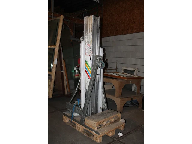 Materiaallift alplift, met vierdelige mast, max belasting 300 kg. let op! hefvorken ontbreken. - afbeelding 2 van  3