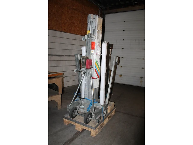 Materiaallift alplift, met vierdelige mast, max belasting 300 kg. let op! hefvorken ontbreken. - afbeelding 3 van  3