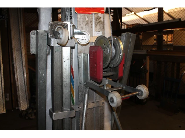 Materiaallift alplift, met vierdelige mast, max belasting 300 kg. let op! hefvorken ontbreken. - afbeelding 1 van  3