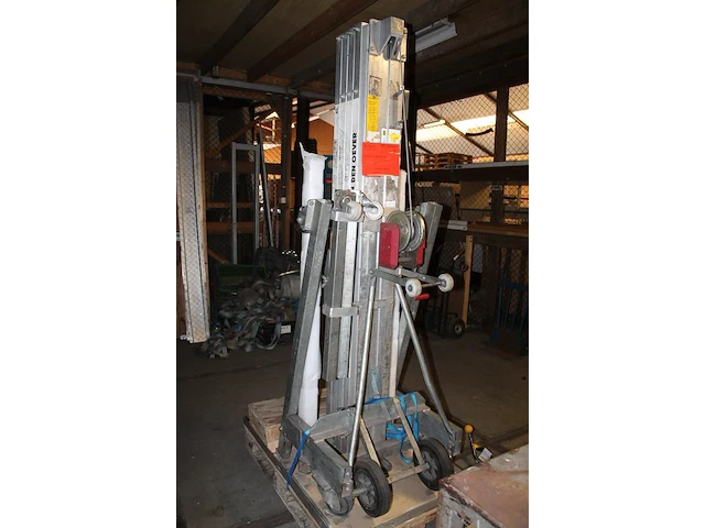 Materiaallift alplift, met vierdelige mast, max belasting 300 kg. let op! hefvorken ontbreken. - afbeelding 2 van  3