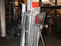 Materiaallift alplift, met vierdelige mast, max belasting 300 kg. let op! hefvorken ontbreken. - afbeelding 2 van  3