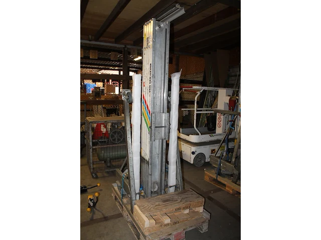 Materiaallift alplift, met vierdelige mast, max belasting 300 kg. let op! hefvorken ontbreken. - afbeelding 3 van  3