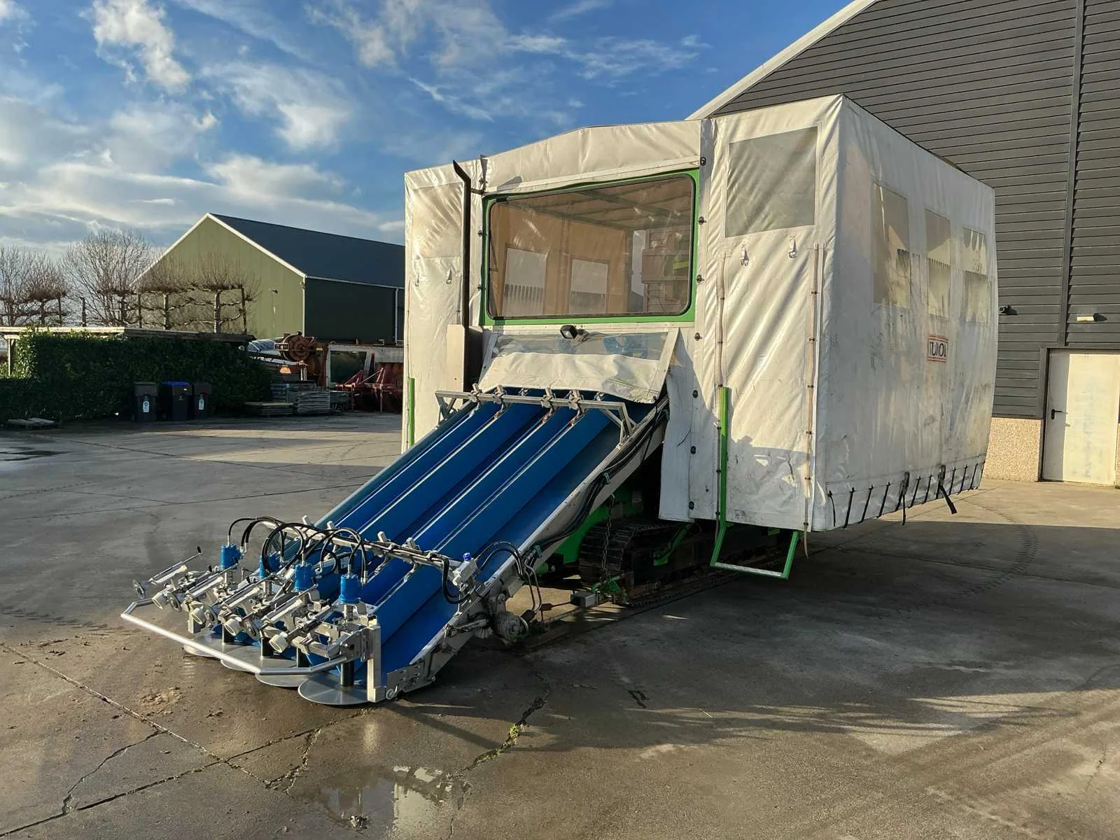 Materieel opruiming tuinderij/kweker, tractoren, planters, pootmachines, oogstmachines, shovels en werktuigen