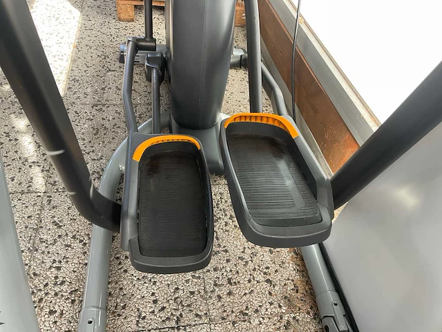 Matrix excite crosstrainer - afbeelding 4 van  5