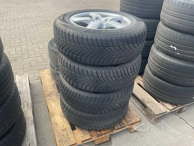 Maxxis autoband met rial velg 215/65 r16 (4x) - afbeelding 2 van  4