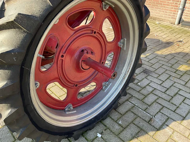 Mc cormick international super sfc oldtimer tractor - afbeelding 2 van  11