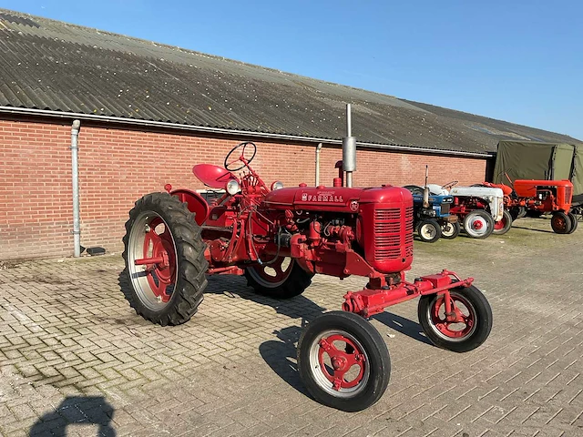 Mc cormick international super sfc oldtimer tractor - afbeelding 1 van  11
