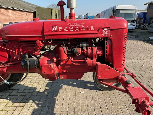 Mc cormick international super sfc oldtimer tractor - afbeelding 8 van  11