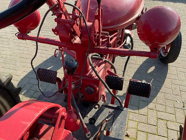 Mc cormick international super sfc oldtimer tractor - afbeelding 10 van  11