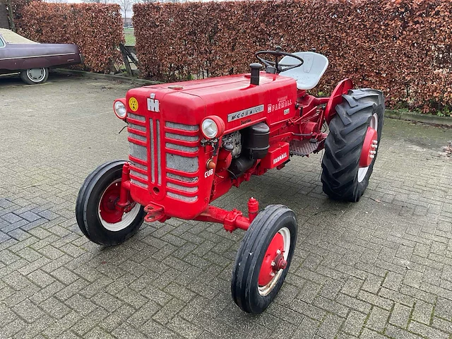 Mccormick d-436 oldtimer tractor - afbeelding 1 van  17