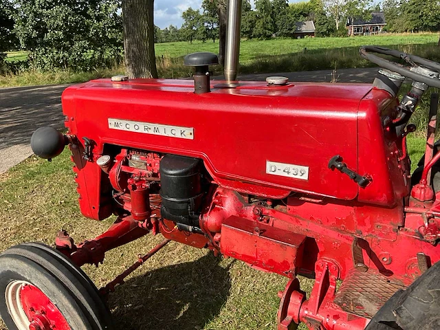 Mccormick d-439 oldtimer tractor - afbeelding 2 van  25