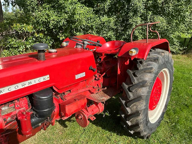 Mccormick d-439 oldtimer tractor - afbeelding 3 van  25