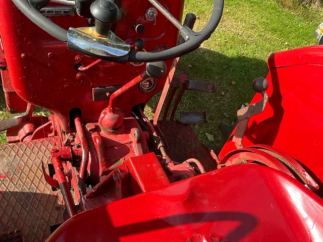 Mccormick d-439 oldtimer tractor - afbeelding 6 van  25