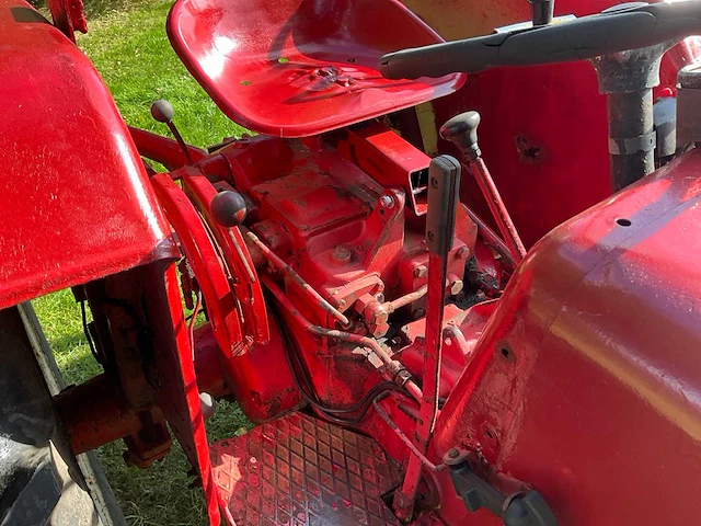 Mccormick d-439 oldtimer tractor - afbeelding 7 van  25