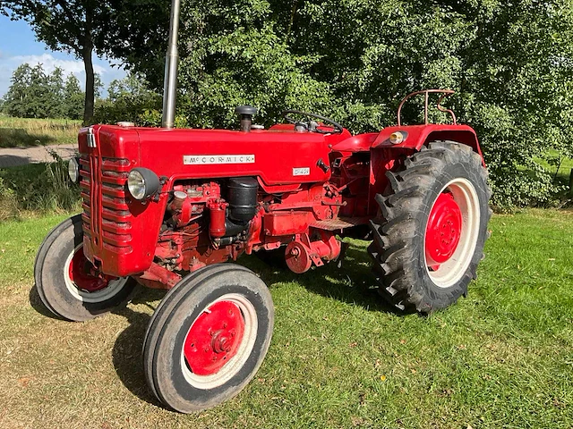 Mccormick d-439 oldtimer tractor - afbeelding 1 van  25