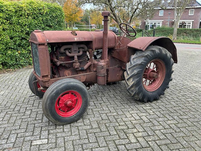 Mccormick deering w30 oldtimer tractor - afbeelding 1 van  20