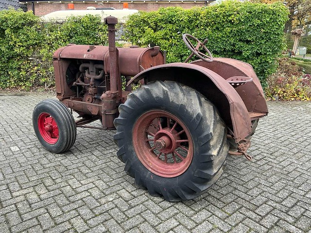 Mccormick deering w30 oldtimer tractor - afbeelding 19 van  20