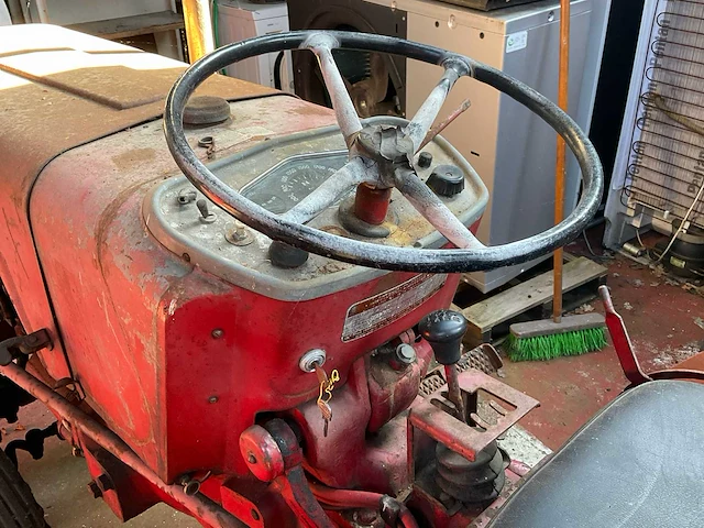 Mccormick f-270 oldtimer tractor - afbeelding 2 van  19