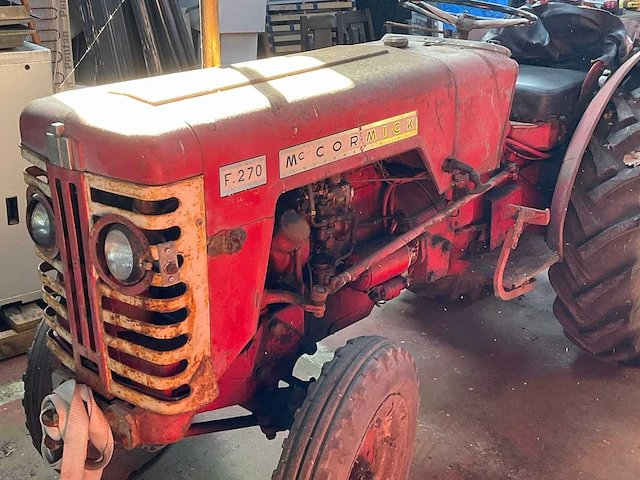 Mccormick f-270 oldtimer tractor - afbeelding 13 van  19