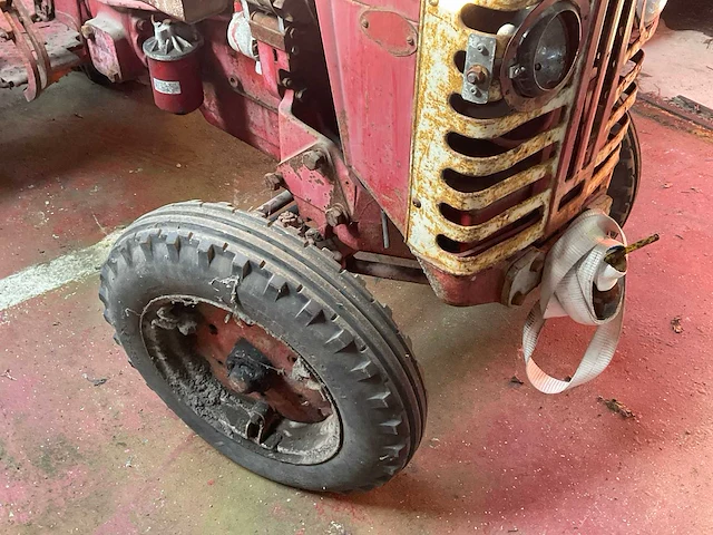Mccormick f-270 oldtimer tractor - afbeelding 16 van  19
