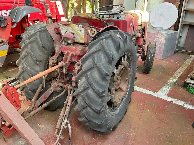 Mccormick f-270 oldtimer tractor - afbeelding 17 van  19