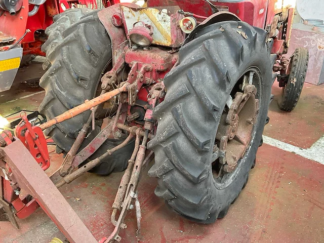 Mccormick f-270 oldtimer tractor - afbeelding 18 van  19