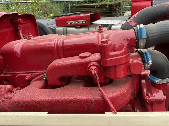 Mccormick international 353 oldtimer tractor - afbeelding 4 van  13