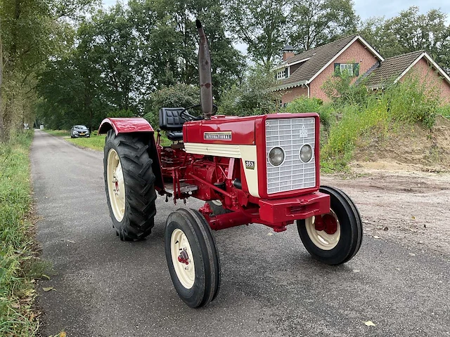 Mccormick international 353 oldtimer tractor - afbeelding 1 van  13