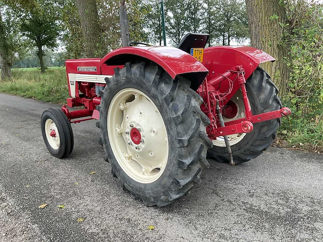 Mccormick international 353 oldtimer tractor - afbeelding 8 van  13