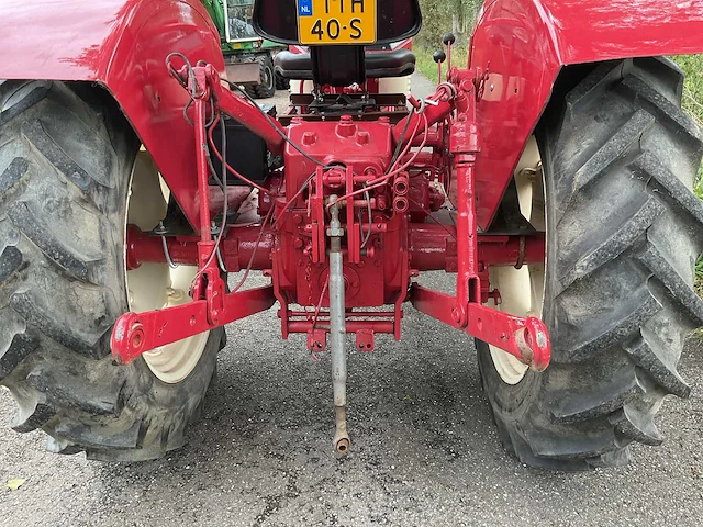 Mccormick international 353 oldtimer tractor - afbeelding 9 van  13