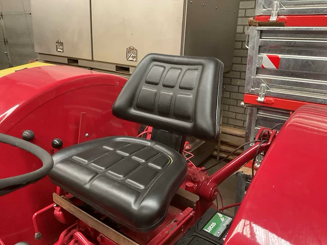 Mccormick international 353 oldtimer tractor - afbeelding 10 van  13