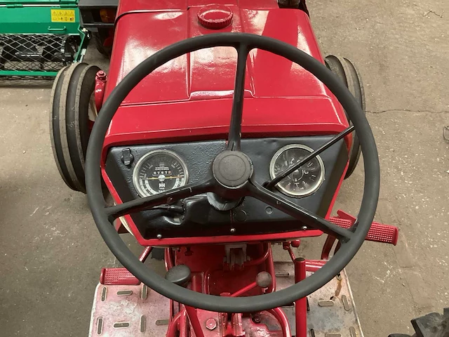 Mccormick international 353 oldtimer tractor - afbeelding 11 van  13