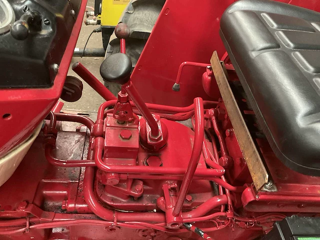 Mccormick international 353 oldtimer tractor - afbeelding 12 van  13