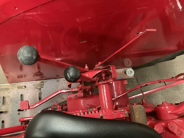 Mccormick international 353 oldtimer tractor - afbeelding 13 van  13