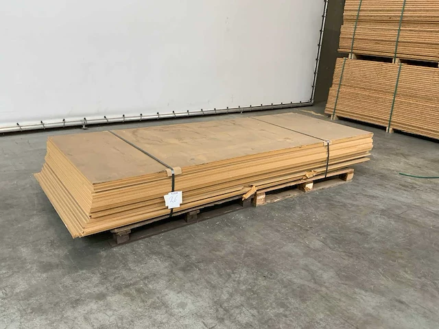 Mdf plaat ca 2620x1040x12mm (23x) - afbeelding 1 van  7