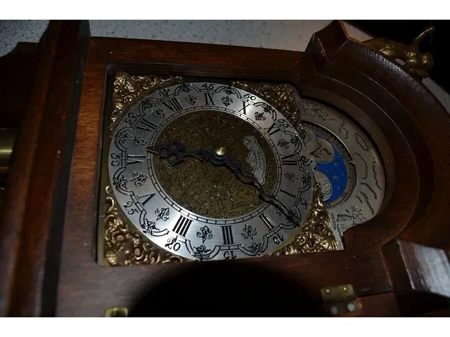 Mechanische wandklok, vaas, 12 sierstukken - afbeelding 10 van  11