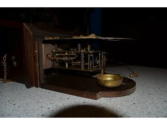 Mechanische wandklok, vaas, 12 sierstukken - afbeelding 11 van  11